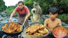 Survival skills-Man with woman found mushroom for cook with pepper -Eating delicious