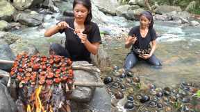 Survival in forest: Found a lot snail near river - Snails grilled spicy chili So delicious food