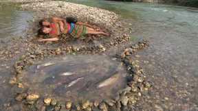 Survival Skills, Smart Fish Trap Catch Many Fish, Build Fish Traps With Sand And Gravel By The River