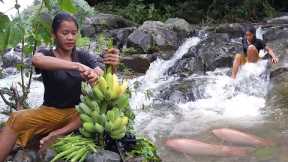 Meet redfish in waterfall and Ripe banana for snack - Survival skills in forest