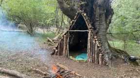 Build Bushcraft Survival Shelter In The Trunk & Solo Overnight In The Bushcraft Tree Hut