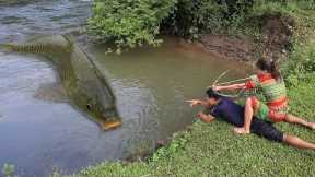 Daily Survival Skill: Smart Primitive Couple Unique Fishing Catch Big Fish At River