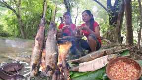 Survival skills: Catch big fish with sisters in river - Grill fish with peppers sauce delicious food