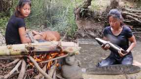 Skills catch big fish in river- Grilled big fish spicy tasty in banana tree- Survival in forest