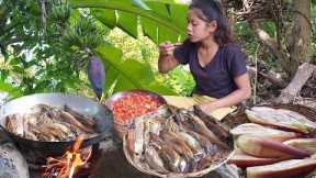 Survival cooking in the rainforest - Cooking banana flower with chili sauce for dinner
