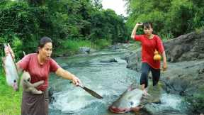 Survival skills-Man with womans found fishes with pepper elder in forest forcook -Eating delicious