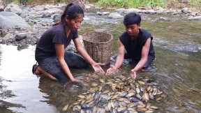 Found a lot river clamshell to cook for food - Survival cooking in forest