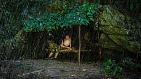 Heavy Rain, Rush to Set Up Shelter - Beautiful Girl Alone Bushcraft P.1