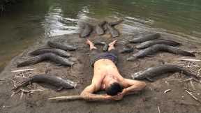 Primitive Life, Survival Skills Living Wild In The Forest, Catch Fish for Survival