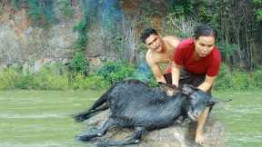 Survival skills- womans found big goat for cook and eat with man-Eating delicious