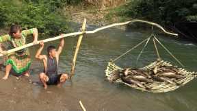 Survival Skills Living Wild In The Forest, Knitting Bamboo Net Catch Fish For Survival