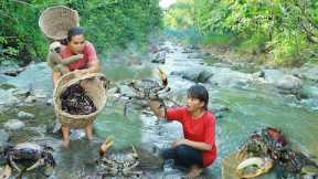 Survival skills- womans found crab for cook -Eating delicious