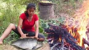 Survival Skills Using mud to cover fish & Eggs as forest skill eating Delicious + 2 More Cooking