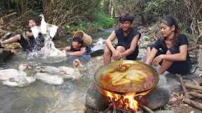 Duck curry spicy delicious for dinner - Survival skills in jungle
