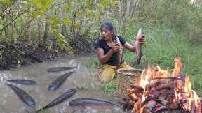 Big fish for food of survival - Big fish grilled in the ground for dinner - Survival in jingle