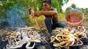 SURVIVAL SKILLS COOKING GRILLED SQUID SPIDER OCTOPUS WITH SPICY CHILI SUACE