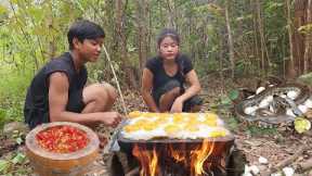 Meet a big snake and Duck egg - Cooking duck egg on the rock - Survival in the rainforest