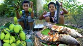 Giant Fish Catch and Cook with Mango Survival Skills Amazing Cooking