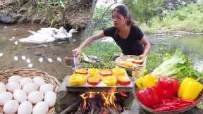 Duck egg grilled in bell peppers on the rock - Survival cooking in jungle