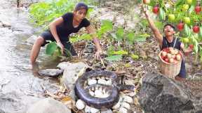Snake egg braised spicy and Wild red apple for food of survival - Survival cooking in jungle
