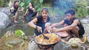 Big crab curry delicious with egg for dinner - Survival cooking in jungle