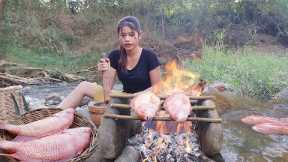 Adventure in forest: Catch fish in river & Fish grilled for dinner - Solo cooking in jungle