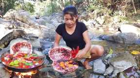 Adventure solo in Jungle: Turtle egg tasty cooking for dinner - Survival cooking in forest