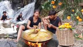 Adventure in forest: Cooking duck in wild for dinner, Wild oranges for snack - Survival cooking