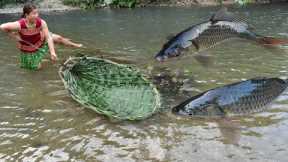 Primitive Life, Top Video Survival Skills Make A Fishing Net With Palm Leaves & Catch Big Fish