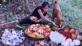 Octopus curry spicy delicious with mushroom duck egg - Survival cooking in forest