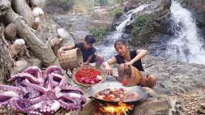 Adventure in forest: Octopus arm curry delicious with mushroom for dinner - Survival cooking