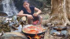 Adventure in forest: Cooking big crabs for dinner - Solo cooking in jungle