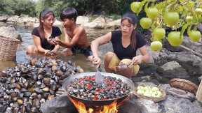 Adventure in jungle: Found wild apple and Clams for food in forest - Cooking clams for dinner