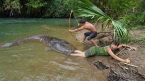 Survival Skills - Primitive Life 100 Days Solo Bushcraft Relax Meet Big Fish In Mud Crack Attack
