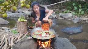 Survival skills: Wild guava fruit nature & Fish in river for food - Cooking fish spicy for dinner