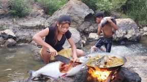 Survival skills: Big fish curry delicious for food and Natural red apple- Survival cooking in forest