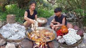 Yummy! Octopus curry spicy chili with mushroom potato for lunch - Survival cooking in forest