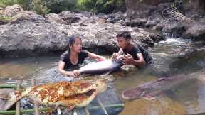 OMG Big Fish! Catching and Roasted big fish using spicy recipe and eating Delicious in forest