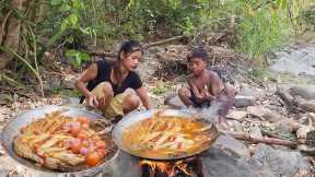Yummy duck curry! Cooking duck spicy for dinner - Survival cooking in forest
