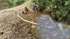 Survival Skills In Primitive Life. Catch Many Big Fish By The Shallow Water With Pump