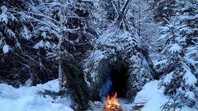 Christmas in Forest.Building a Wiсkiup. Outdoor Cooking. Survival Skills.Bonfire Inside The Shelter.