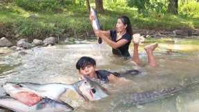 Catch 2 big fish in river for food of survival - Fish salt grilled with chili sauce for dinner