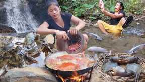 Survival skills in forest: Big crab soup tasty & Fresh fish salad Hot chili sauce, Eating delicious
