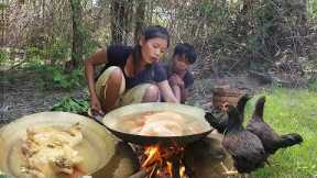 Found and Catch chicken for food in forest - Chicken soup delicious for dinner, Survival cooking