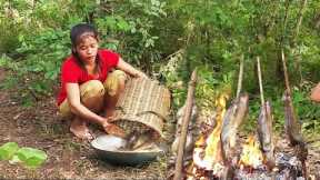 Survival Skill by Catching and grilling fish for jungle food - Hw to find food in forest and Eating