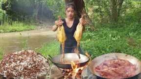 Survival cooking: Duck curry tasty with red ant egg for dinner - Solo cooking in forest