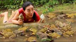 Survival skills- Catch many frog for food- Cooking frog spicy for lunch in forest