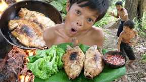 Survival in the rainforest - Cooking fish recipe and eating in forest