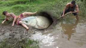 Survival Skills In Primitive: Meet Big Fish In The Hole, Catch Big Fish, Wild Life
