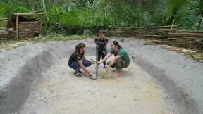 Rebuilding a fish pond with cement with his wife, farm life, survival alone